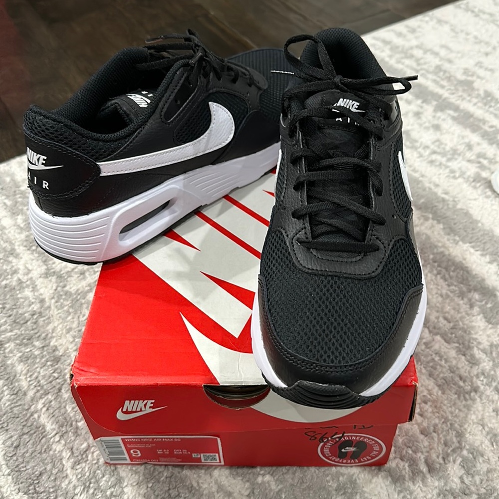 NWT women’s Nike Air Max SC in size 9
